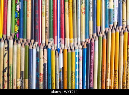 Photo de plusieurs vieux crayons, collection de crayons qui n'existent plus. Banque D'Images