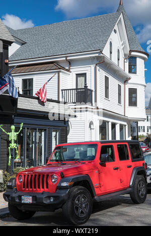 American red Jeep parqué par Bar et Restaurant à la Manchester-by-the-Sea. Massachusetts, États-Unis Banque D'Images