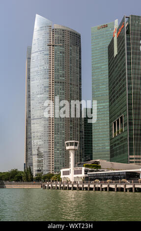 Singapour - Mars 21, 2019 : sur les eaux de plaisance. Clifford Pier Restaurant et de douane de tower en face de quartier financier. Certains ciel bleu et vert Banque D'Images