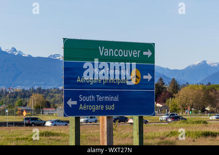 Panneau directionnel à la périphérie de l'aéroport international de Vancouver. Aéroport pointant vers différents terminaux. Banque D'Images