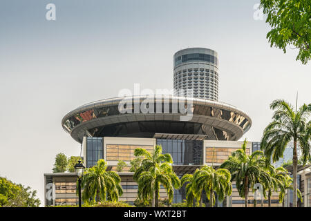 Singapour - Mars 21, 2019 : à partir de la rivière Singapour. La Cour suprême vaisseau-like top construction circulaire avec Swissotel the Stamford tour derrière. Banque D'Images