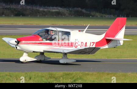 G-BAJZ, un Robin DR400/120 Dauphin 2 +2 appartenant et exploités par l'Aéroclub de Prestwick, à sa base d'origine à l'Aéroport International de Prestwick en Ayrshire Banque D'Images