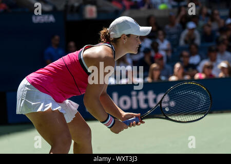 Ashleigh Barty de l'Australie en compétition dans le premier tour de l'féminin à l'US Open de Tennis 2019 Banque D'Images