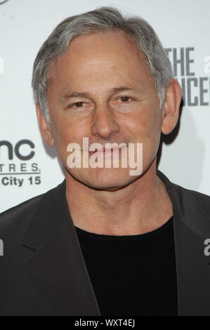 Victor Garber à la Los Angeles Première mondiale de "la tenue des producteurs à l'ouverture du nouveau cinéma AMC 15 Century CIty à Los Angeles, CA. L'événement a eu lieu le lundi 12 décembre 2005. Photo par : / PictureLux SBM - Référence #  Fichier SBMPLX 33864-2880 Banque D'Images