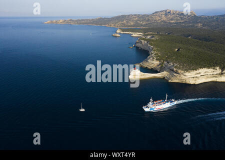 Bonifacio, Corse, France, le 17 septembre 2019. Vue aérienne d'un Moby Lines Ferry quittant le port de Bonifacio jusqu'au port de Santa Teresa di Gallura. Banque D'Images