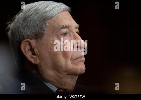 Washington, États-Unis d'Amérique. Sep 17, 2019. Président de survivants de l'holocauste du comté de Miami-Dade David Mermelstein écoute au cours d'une audition sur les réclamations d'assurance de l'époque de l'holocauste sur la colline du Capitole à Washington, DC, États-Unis, le 17 septembre 2019. Credit : Stefani Reynolds/CNP Crédit dans le monde entier | conditions : dpa/Alamy Live News Banque D'Images