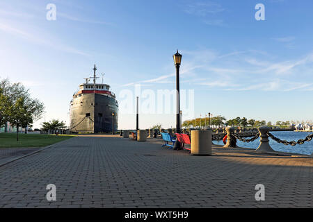 La William G. Mather, un ancien cargo en vrac des Grands Lacs, fait partie de la Great Lakes Science Center dans le Cleveland, Ohio Northcoast Port. Banque D'Images