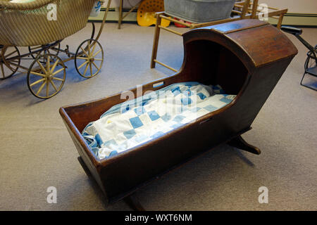 Berceau Bebe En Bois Ancien Photo Stock Alamy