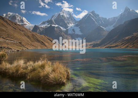 Paysage incroyable beauté, Laguna Carhuacocha, Cordillera Huayhuash, Ancash, Pérou Banque D'Images