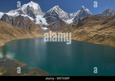 Paysage incroyable beauté, Laguna Carhuacocha, Cordillera Huayhuash, Ancash, Pérou Banque D'Images