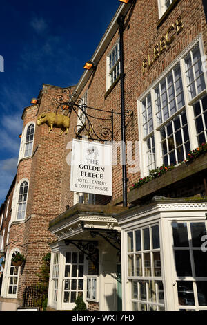 Le Golden Fleece Restaurant dans le centre-ville de Thirsk ville marchande sous ciel bleu dans le North Yorkshire Angleterre Banque D'Images