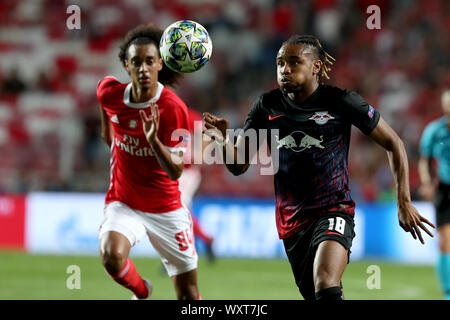 Lisbonne. Sep 17, 2019. Christopher Nkunku (R) de RB Leipzig rivalise avec Tomas Tavares de SL Benfica lors de la Ligue des Champions, Groupe G, match de football à Lisbonne, Portugal le 17 septembre, 2019. Crédit : Pedro Fiuza/Xinhua Banque D'Images