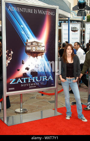 Kristen Stewart à la première de Los Angeles 'Zathura : une aventure spatiale" tenu à la Mann Village Theater à Westwood, CA. L'événement a eu lieu le dimanche 6 novembre 2005. Photo par : / PictureLux SBM - Référence #  Fichier SBMPLX 33864-3908 Banque D'Images