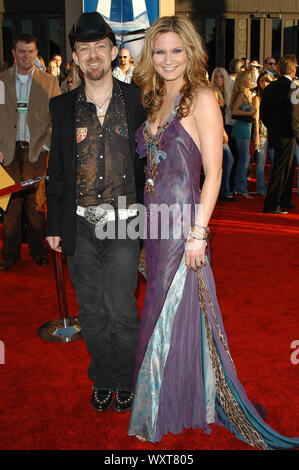 Jennifer Nettles et Kristian Bush, de Sugarland au 2005 American Music Awards - Arrivals tenue au Shrine Auditorium à Los Angeles, CA. L'événement a eu lieu le mardi 22 novembre 2005. Photo par : / PictureLux SBM - Référence #  Fichier SBMPLX 33864-3923 Banque D'Images