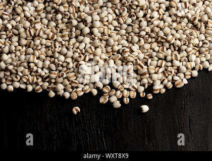 L'orge perlé séché sur fond de bois Banque D'Images