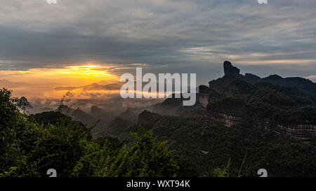 Lever du soleil sur le célèbre Mont de Danxia, Guangdong, Chine Banque D'Images