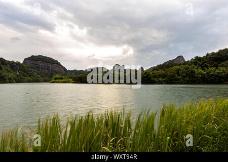 Aperçu de la célèbre montagne de Danxia, Guangdong, Chine Banque D'Images