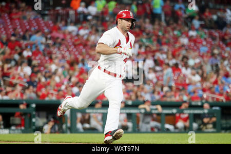 Saint Louis, États-Unis. Sep 17, 2019. Cardinals de St. Paul Goldschmidt tours première base, frappant un double dans la première manche contre les Nationals de Washington au Busch Stadium de Saint-louis le Mardi, Septembre 17, 2019. Photo de Bill Greenblatt/UPI UPI : Crédit/Alamy Live News Banque D'Images