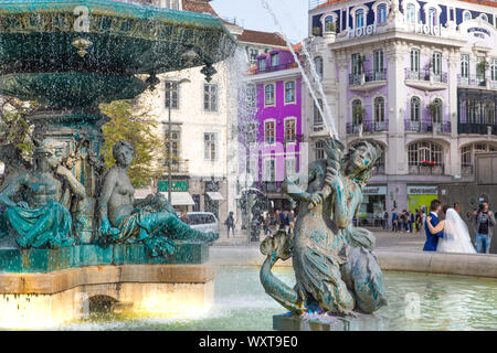 Lisbonne, Portugal - 20 avril, 2019 : célèbre fontaine de la place Rossio dans le centre historique de Lisbonne Banque D'Images