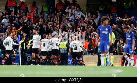 Londres, Royaume-Uni. Sep 17, 2019. Les joueurs de valence célébrer après avoir marqué lors de la Ligue des Champions Groupe H match entre Chelsea et Valence au stade de Stamford Bridge à Londres, Angleterre le 17 septembre, 2019. Chelsea a perdu 0-1. Credit : Han Yan/Xinhua/Alamy Live News Banque D'Images