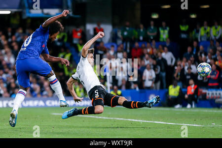 Londres, Royaume-Uni. Sep 17, 2019. Willian Chelsea's (L) tire sur Valence's Gabriel au cours de la Ligue des Champions Groupe H match au stade de Stamford Bridge à Londres, Angleterre le 17 septembre, 2019. Chelsea a perdu 0-1. Credit : Han Yan/Xinhua/Alamy Live News Banque D'Images