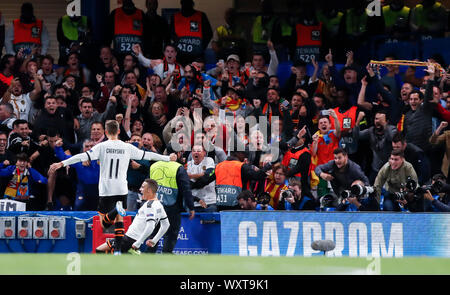 Londres, Royaume-Uni. Sep 17, 2019. Les joueurs de valence célébrer après avoir marqué lors de la Ligue des Champions Groupe H match entre Chelsea et Valence au stade de Stamford Bridge à Londres, Angleterre le 17 septembre, 2019. Chelsea a perdu 0-1. Credit : Han Yan/Xinhua/Alamy Live News Banque D'Images