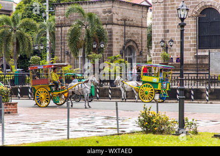 Sep 15, 2019 Calesa (traditionnel attelage) en attente de clients en face de la cathédrale de Manille, Manille, Philippines Banque D'Images