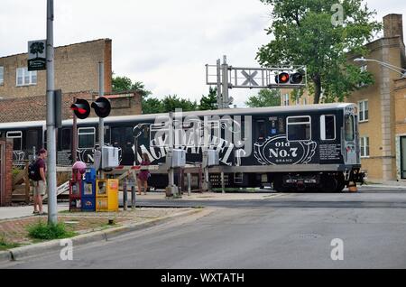 Chicago, Illinois, USA. Une ligne colorée nommé LTC Brown du train en marche au niveau de la rue, près de son point terminal. Banque D'Images