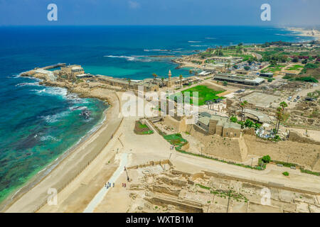 Vue panoramique aérienne de Casarea Maritima, ancienne ville fortifiée de l'époque romaine, byzantine et l'ère des Croisades avec remparts, bastions, sur la côte de la Banque D'Images