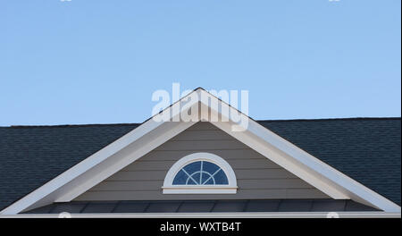 Plastique ou bois blanc décoration de toit à pignon, corbel, Louvre sur une nouvelle construction américaine de luxe maison unifamiliale dans la côte est USA avec blue s Banque D'Images
