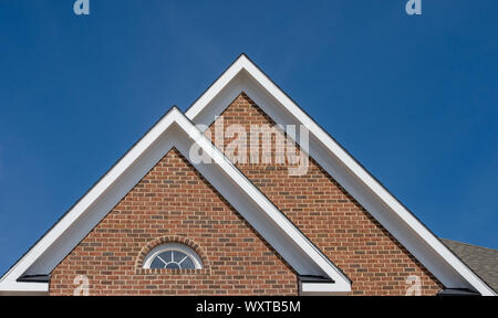 Plastique ou bois blanc décoration de toit à pignon, corbel, Louvre sur une nouvelle construction américaine de luxe maison unifamiliale dans la côte est USA avec blue s Banque D'Images