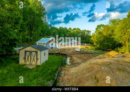 Vue aérienne du site de construction du Maryland avec l'équipement d'un nouvel arrêt de bus avec des petits bâtiments et un hangar avant le coucher du soleil Banque D'Images