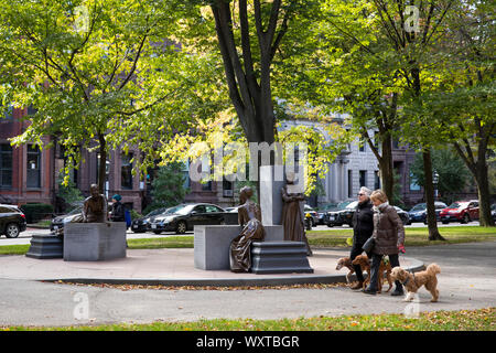 Les gens promènent leurs chiens par le Boston Women's Memorial de Commonwealth Avenue Mall à Boston, États-Unis Banque D'Images