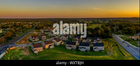 Banlieue américaine avec des maisons en rangée et les maisons unifamiliales dans la côte Est de l'Usa avec magnifique coucher de soleil vue aérienne Banque D'Images