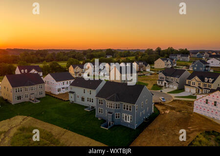 Banlieue américaine avec des maisons en rangée et les maisons unifamiliales dans la côte Est de l'Usa avec magnifique coucher de soleil vue aérienne Banque D'Images