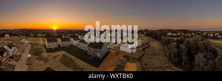 Banlieue américaine avec des maisons en rangée et les maisons unifamiliales dans la côte Est de l'Usa avec magnifique coucher de soleil vue aérienne Banque D'Images