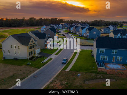 Banlieue américaine avec des maisons en rangée et les maisons unifamiliales dans la côte Est de l'Usa avec magnifique coucher de soleil vue aérienne Banque D'Images