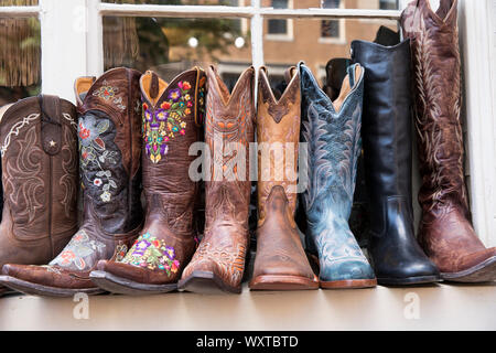 Bottes de cowboy en cuir typiques en vente en magasin à Charles Street, dans le quartier historique de Boston, Massachusetts, USA Banque D'Images