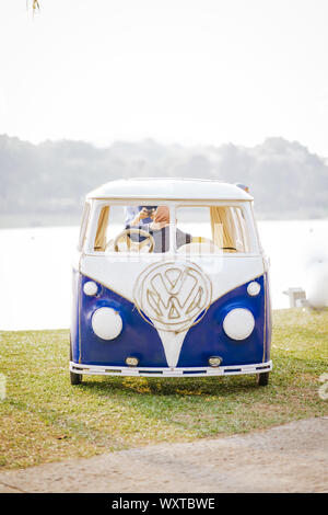 PUTRAJAYA, MALAISIE - septembre 6, 2019 : Volkswagen Combi au parc. Le corps est utilisé pour être la photo booth et instaworthy. Banque D'Images