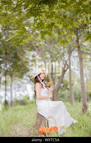 Belle jeune fille en robe blanche, beau visage dans le temps d'automne Banque D'Images