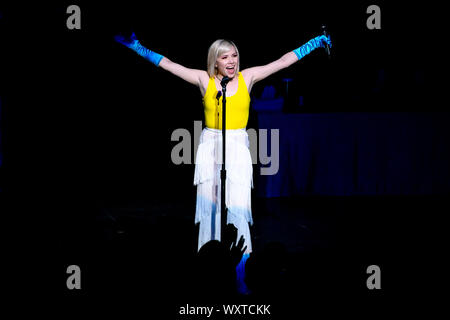 La chanteuse, auteur-compositeur et actrice, Carly Rae Jepsen, fonctionne à un sold out show à Toronto. Banque D'Images