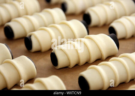 Crème feuilletée cornes ou Schillerlocken Schaumrollen pour pâtisserie, matières - rouleaux de pâte feuilletée en carnet pour kremrole dessert sucré Banque D'Images