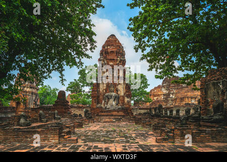 Statue de Bouddha et Prang, Wat Mahathat, Ayutthaya, Thaïlande Banque D'Images