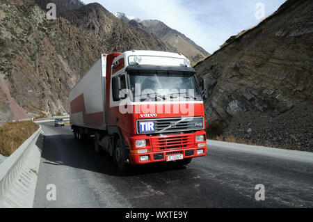 Un camion Volvo sur la route du Pamir, Kirghizistan Banque D'Images