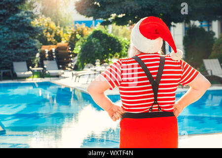 Père Noël près de la piscine appartement de vacances Banque D'Images