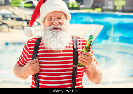 Père Noël près de la piscine appartement de vacances Banque D'Images