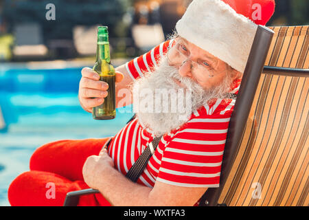 Père Noël près de la piscine appartement de vacances Banque D'Images