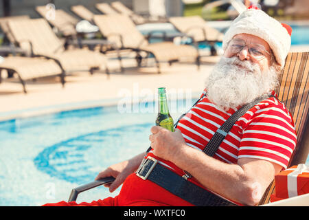 Père Noël près de la piscine appartement de vacances Banque D'Images