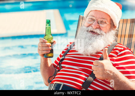 Père Noël près de la piscine appartement de vacances Banque D'Images