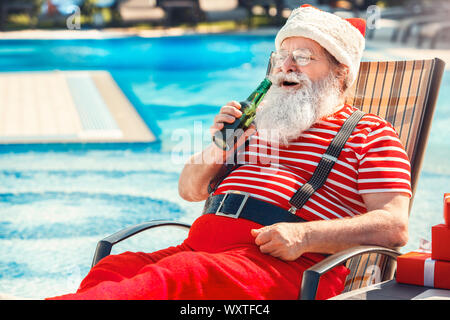 Père Noël près de la piscine appartement de vacances Banque D'Images